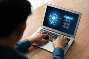 Como a Inteligência Artificial está mudando o desenvolvimento de software: pessoa usando um notebook com interface de IA e circuitos digitais na tela, enquanto digita em uma mesa de madeira.