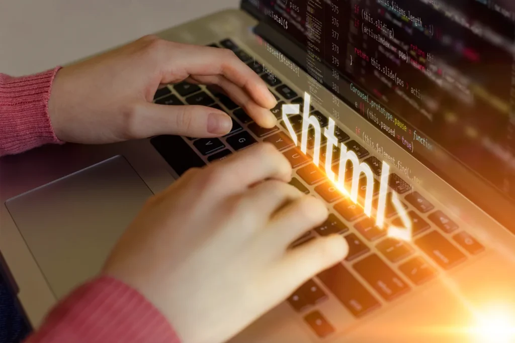 Linguagens de Programação em Alta: Quais vale a pena aprender em 2026: Mãos digitando em um notebook com código de programação na tela, com um efeito de texto “path” em destaque ao lado do console, em contexto de desenvolvimento de software.