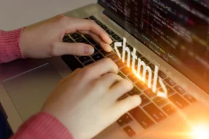 Linguagens de Programação em Alta: Quais vale a pena aprender em 2026: Mãos digitando em um notebook com código de programação na tela, com um efeito de texto “path” em destaque ao lado do console, em contexto de desenvolvimento de software.